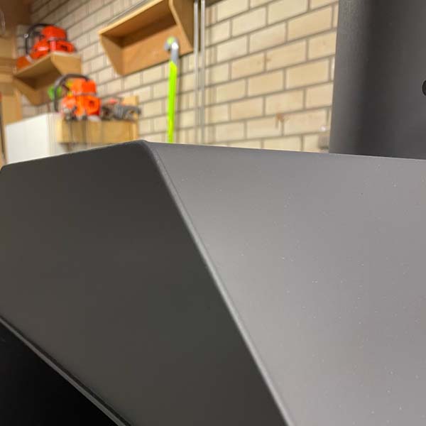 Dk therm 0900-0910 zwart close up op een houtkachel.