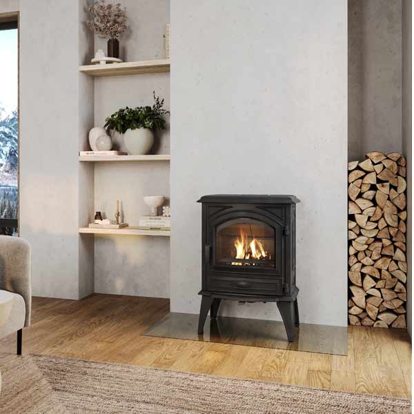 Dovre 540W klassieke houtkachel in woonkamer brandend