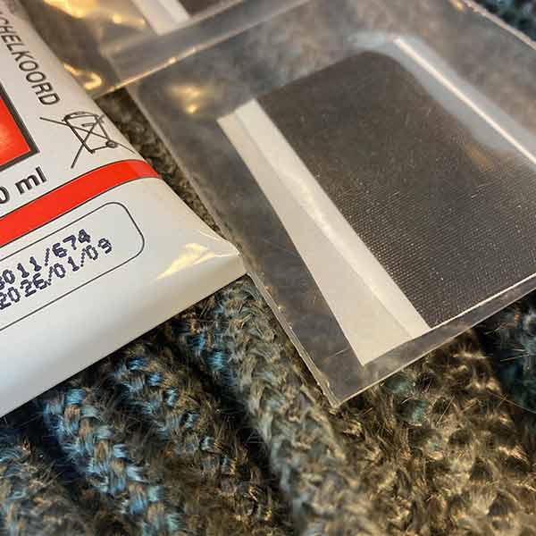 Hittebestendige glasvezelpakking met rond koord van 4mm dik. Set inclusief een grote tube lijm en eindtape.