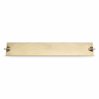 Lange beige spaarklep met metalen bevestigingen