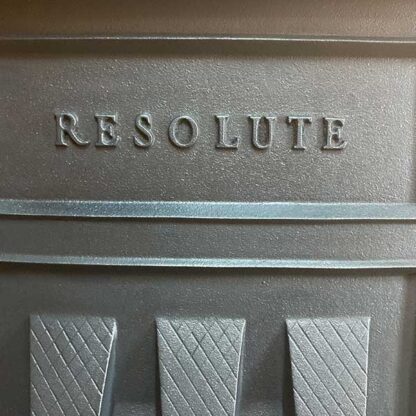 Resolute op zijkant kachel