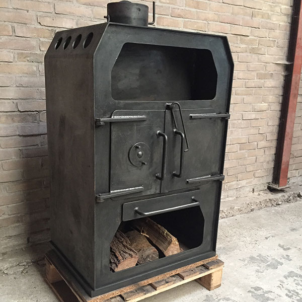 grote stoere plaatstalen houtkachel