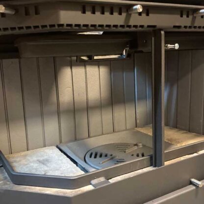 Binnenwerk van Barbas links open groot houtkachel inzethaard.
