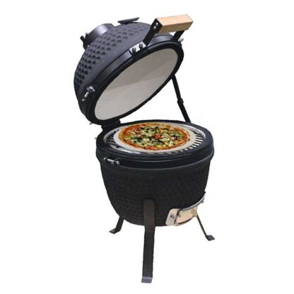 Pizzaplaat rond op een kamado met gebakken pizza