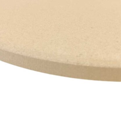 close up van een ronde pizzasteen