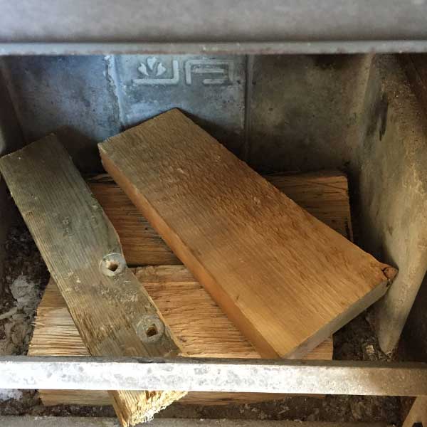 Kleiner hout dwars op de grote blokken