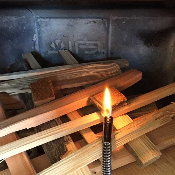Aanmaakblokjes bovenop het hout als u de kachel aansteekt