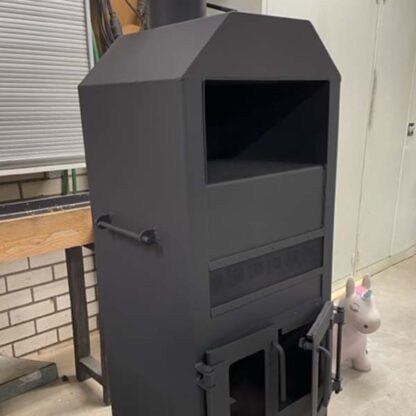 Dk therm 0900-0910 zwart op een houtkachel. Heeft een mat zwarte uitwerking.
