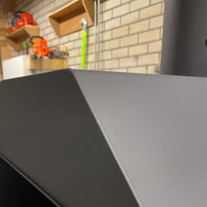 Dk therm 0900-0910 zwart close up op een houtkachel.