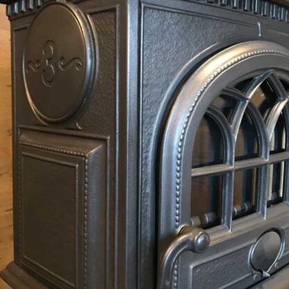 Zijaanzicht Jotul F3 houtkachel met een 3 op de zijkant