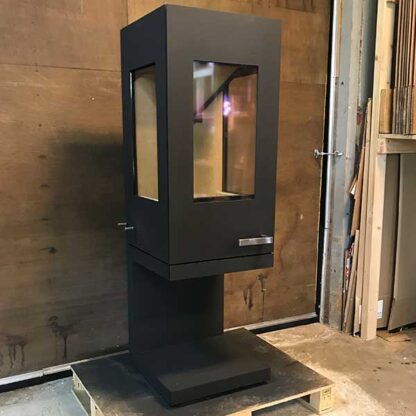 skantherm pico Tweedehands . Grote strakke houtkachel met moderen stijl 4-8 KW zwart