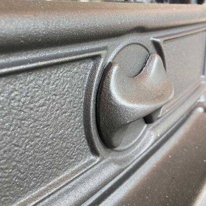 Ronde knop onder de deur van een Dovre 425GM ten bate van de luchtaanvoer