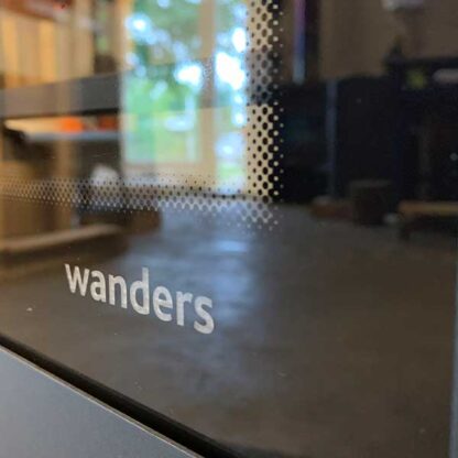 Logo op kachelruit van Wanders