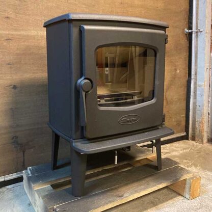 Zijaanzicht van de Dovre 525CB. Zeer zuinige houtkachel met Moderne, strakke look