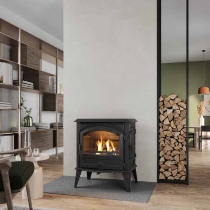 Dovre 640WD houtkachel tegen een achterwand