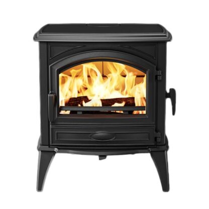 Dovre 640WD gietijzeren houtkachel vooraanzicht met vuur