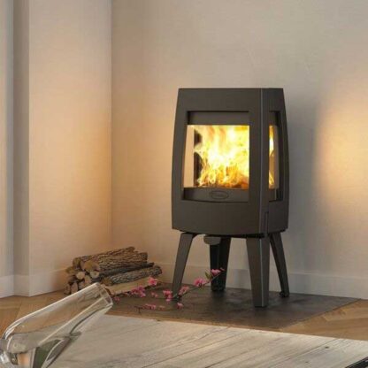 Dovre Sense 303 in licht interieur met vlammen