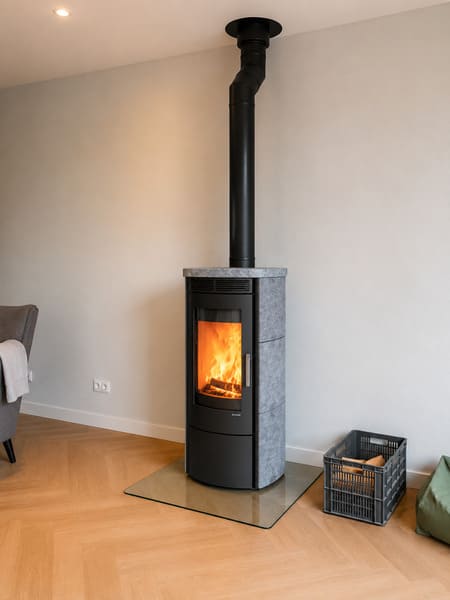 Hark 130 Ecoplus houtkachel. Speksteen op glazen vloerplaat.