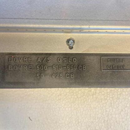 Ingeslagen nummer in de Dovre vlamplaat. Het ingeslagen nummer is: DOVRE A/S OSLO. DOVRE 500-510-550 CB - 50 - 425 CB.
