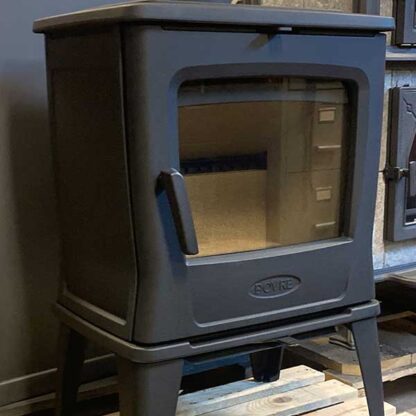Dovre Tai 35WT gietijzeren houtkachel in de showroom