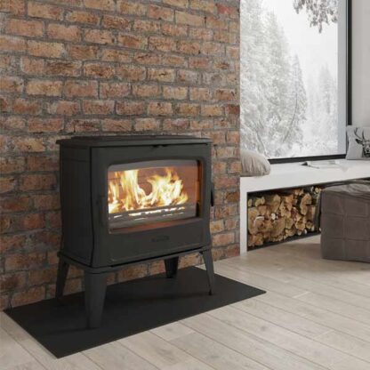 Dovre TAI 55 houtkachel brandend voor metselwerk