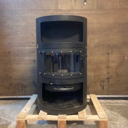 Ronde scan houtkachel tweedehands met houtvak en warmhoudplaats