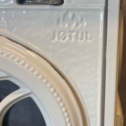 Jotul logo in email boven de deur van de Jotul F3 CB