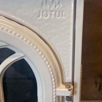 Kleine beschadiging op het scharnier van de Jotul F3