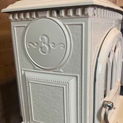 Jotul F3 CB met het cijfer 3 in het email van de kachel.