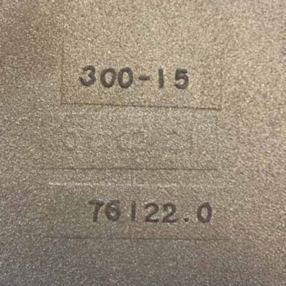 Gegoten getallen op de valmplaat Dovre 300. De tekst luidt: 300-15 & 76122.0