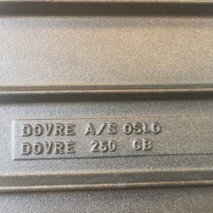 Dovre 250CB bovenplaat met tekst ingedrukt. De tekst luidt: "Dovre A/S Oslo. Dovre 250 CB"