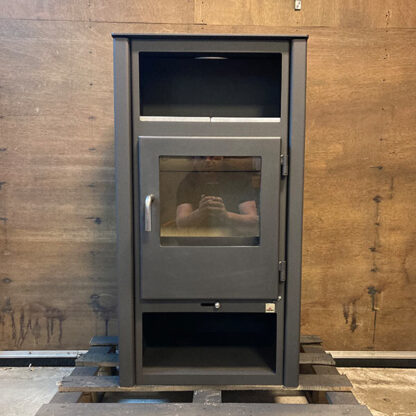 Jydepejsen comfort, gebruikte houtkachel met houtvak en warmhoudplaatje.